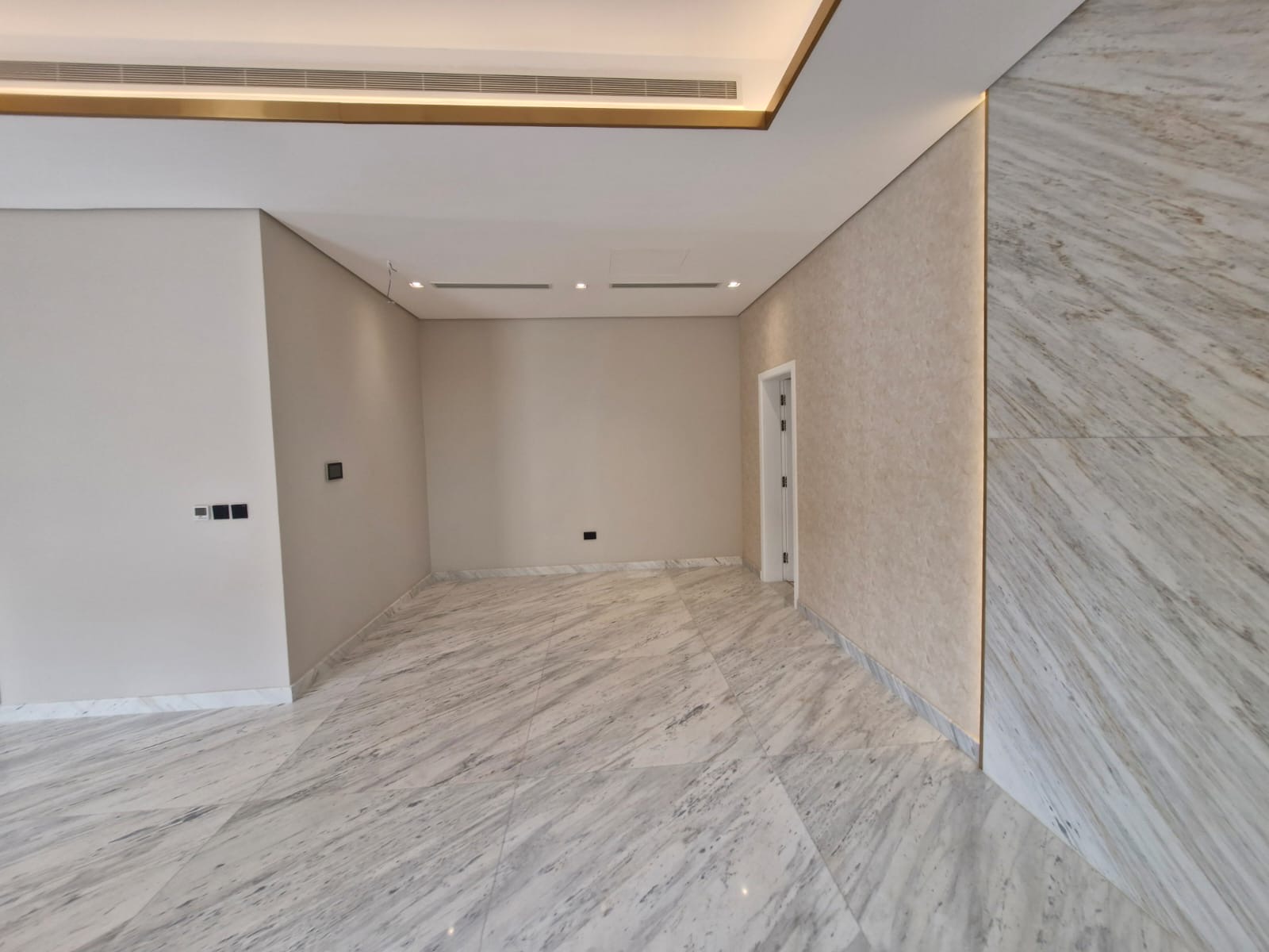 **Modern Luxury Villa for Rent in "Etual Roshan" Project – Signed by Elie Saab** 🏡✨  